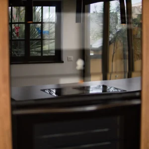 Quienes somos 17 cocina moderna con encimera premium en vivienda de Tacoronte Tenerife