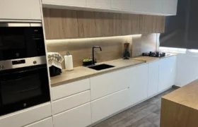 Cocina moderna y funcional en Costa Adeje | Cocinas8Islas 6 Cocinas Línea Recta con Isla en Las Eras, Tenerife: Diseño, Materiales y Distribución Paso a Paso